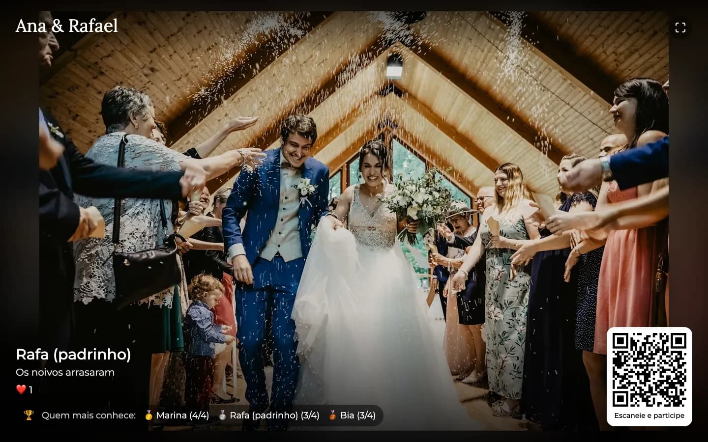 Telão da festa mostrando a foto enviada por uma convidada, com o QR Code no canto
